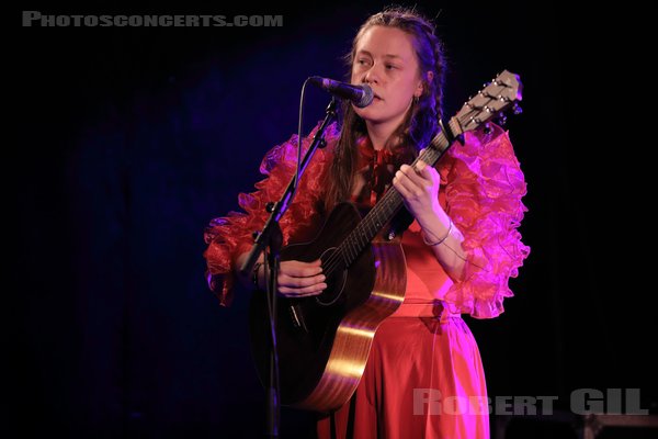 ANNA B SAVAGE - 2023-04-21 - PARIS - La Boule Noire - 